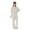 وتقيم السيدة التي ترتدي ثياب نوم من الفانيلا في منزل مريح Item Picture